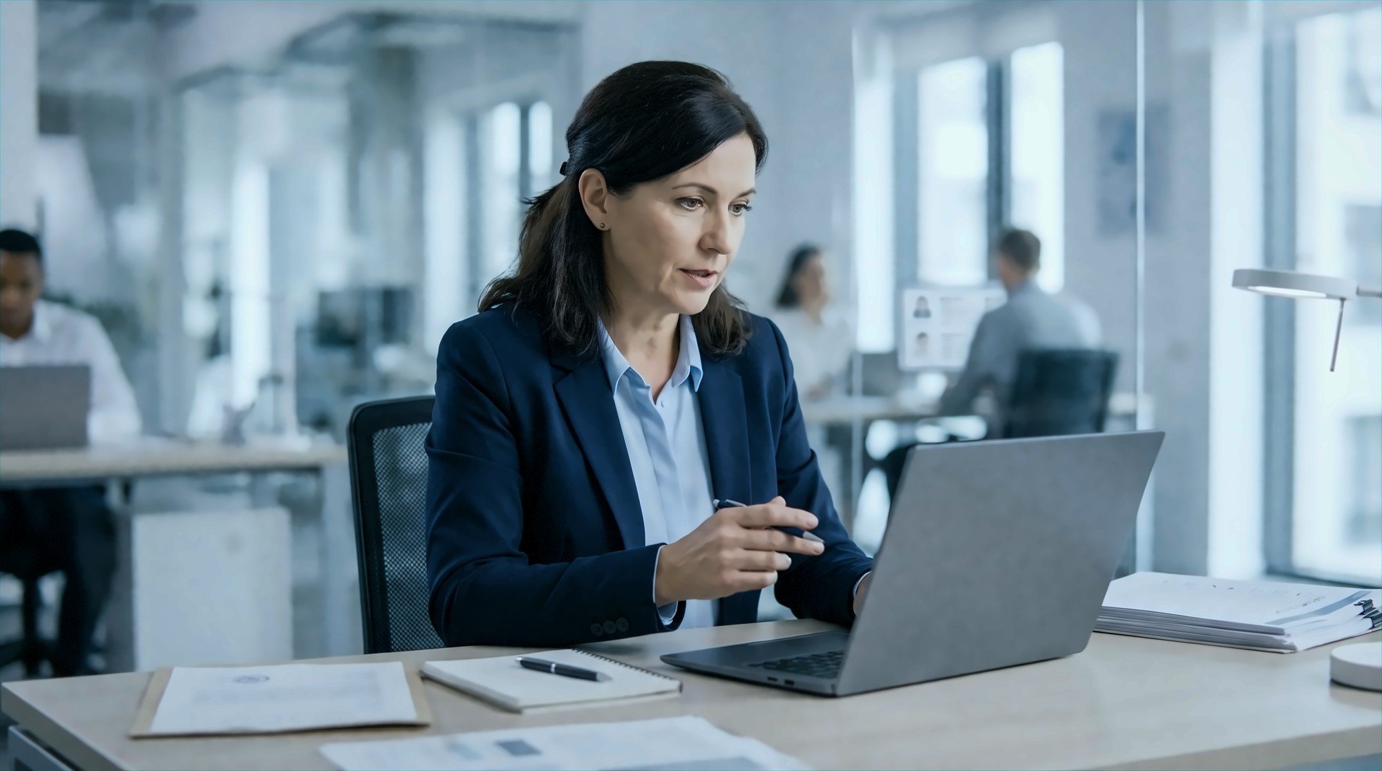 Analityk compliance przegladajacy panel screeningu PEP